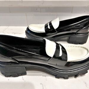 Unisa NWOT women’s black and white loafer